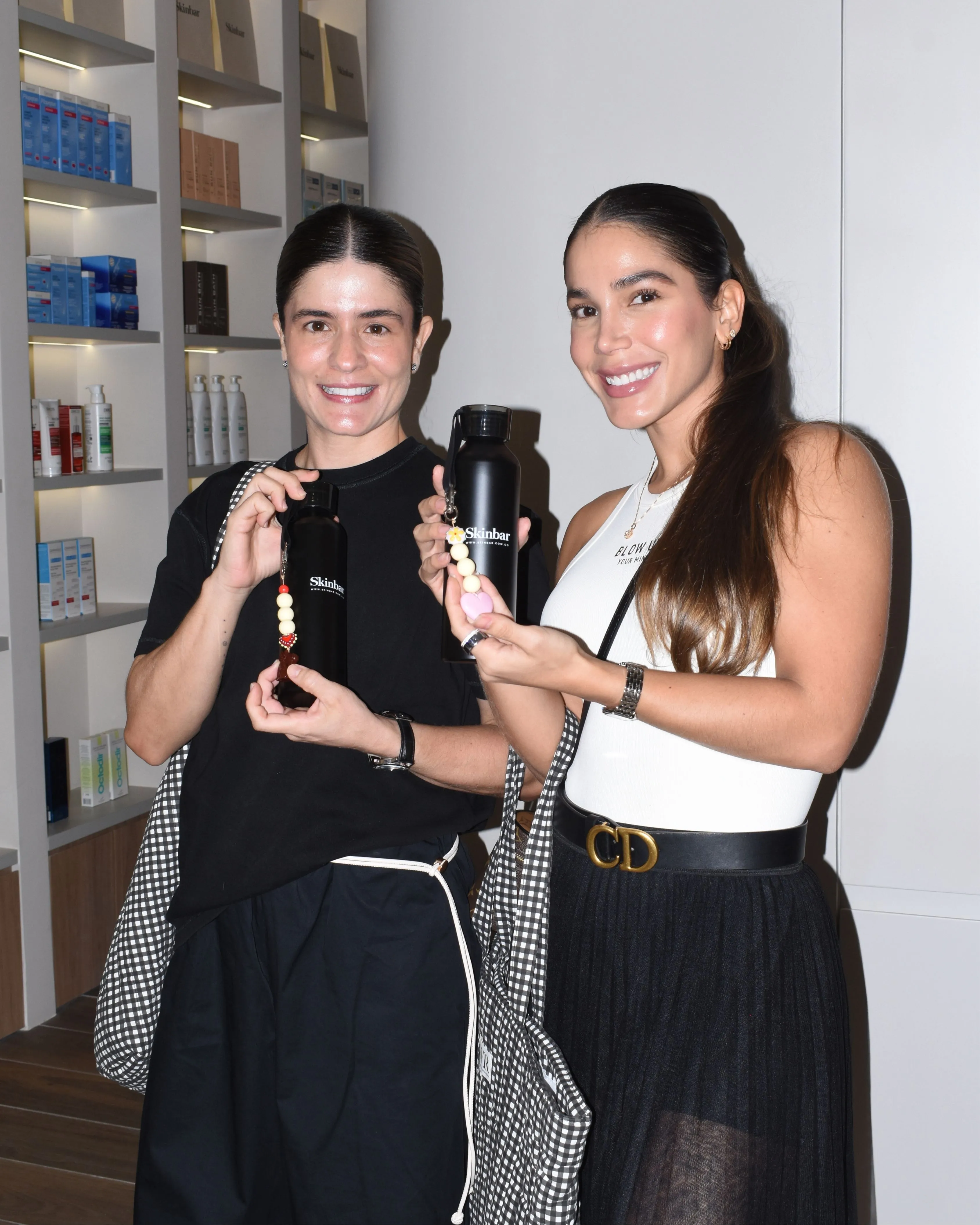 invitadas compartiendo un momento durante un evento de skinbar.